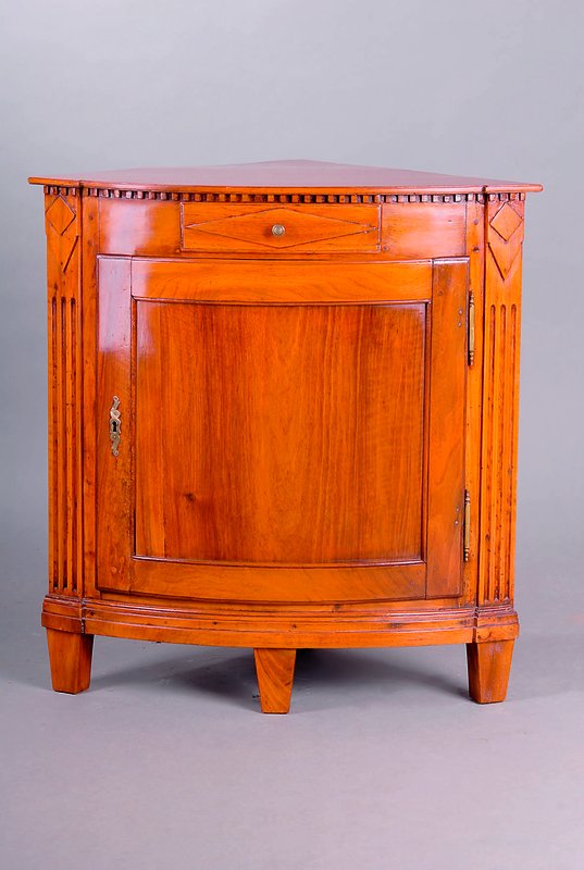 Kleiner Eckschrank, deutsch, um 1770-80, Nußbaum massiv und furniert, seitliche Lisenenoben Zahnfries, ca. 75x81cm, Schenkeltiefe 55cm, restauriert, ...