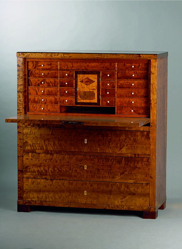 Sekretär, norddeutsch, um 1840-50, Birke massiv und furniert, teil gespiegelt verlegt, Unterteil 3 Schübe, innen 19 kleine Schübe, restauriert und ...