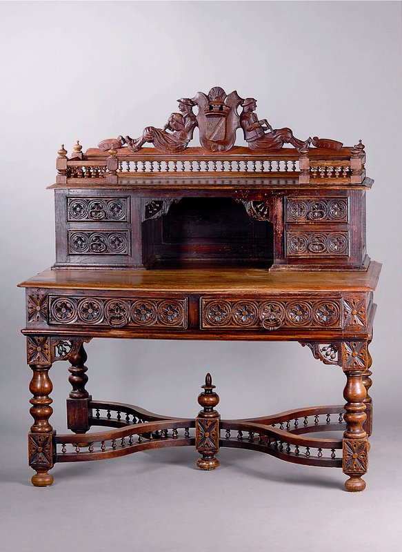Aufsatzschreibtisch, wohl Belgien, um 1870, Eiche massiv, 6-schübig, reich geschnitzt, Flachschnitzterei in Form v. Rosetten, Beine verstrebt m. ...