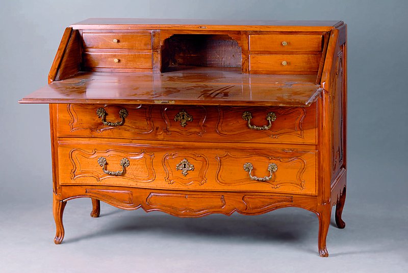 Schrägklappensekretär, deutsch, um 1750, Nußbaum, 2-schübig, abstrakt florale Flachschnitzerei, allseitig geschweift, Reste alten Wurmbefalls, ...