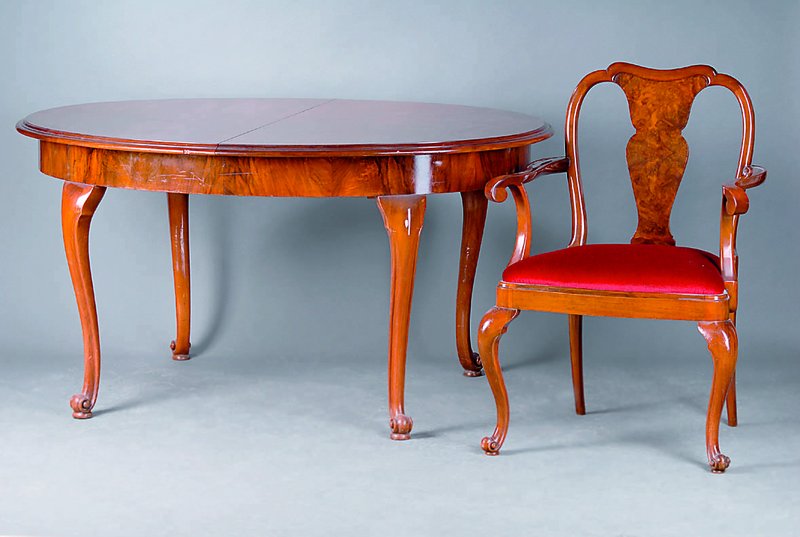 Sitzgruppe best.aus: Ausziehtisch, 4 Stühle u.2 Armlehnsessel, nach engl.Vorbild v. 1760, hier um 1910, Nußbaum, ovaler Tisch m.4 Einlegebrettern, ...