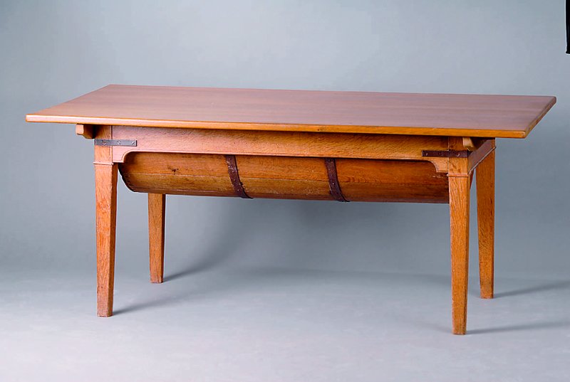 Tisch, Südfrankreich, Unterteil um 1830/40, Platte aus altem Holz dazugearb., Eiche mass.,als Backmulde verwendbar, Gebr.-Sp., 2 Einlegebretter, ...