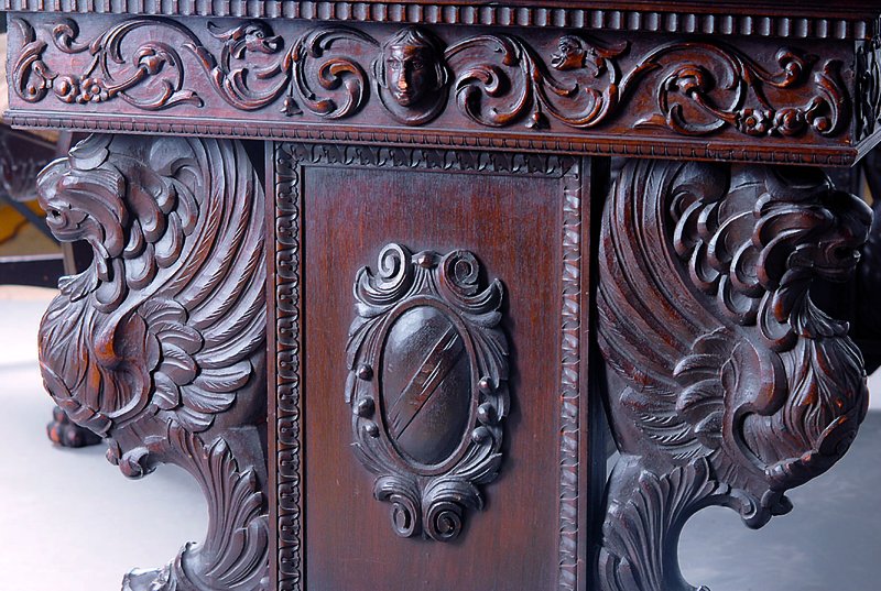 Detail a: Wangentisch, Armlehnsessel u.2 Stühle, deutsch, um 1910, Historismus, Nussbaum mass., Lehnenschnitzereien abmontiert jedoch vorhanden, o.Schlüssel, ...