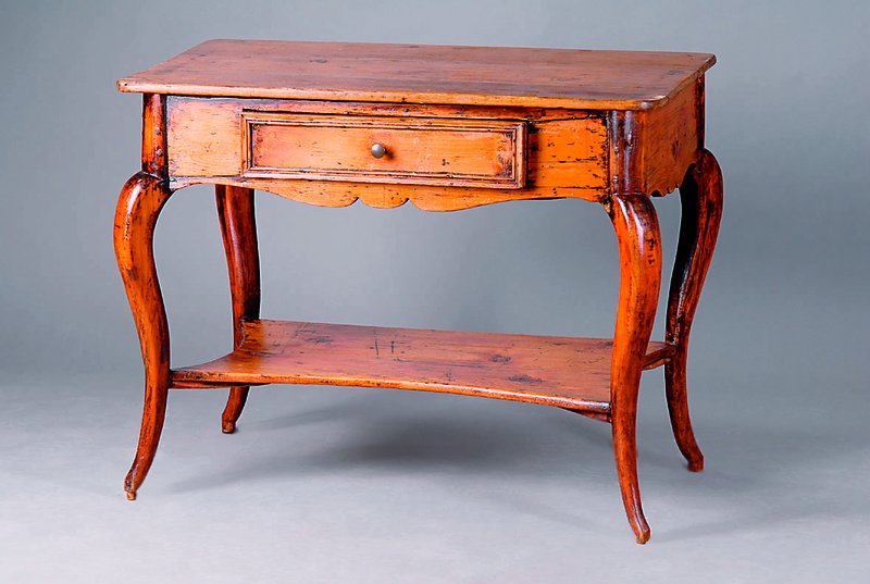 Weichholztisch, süddeutsch, um 1850/60, eine Schublade, Beine u.Zarge geschweift, Ablegebrett, st.Gebr.-Sp., alt belassen, urspr.gefasst, ...