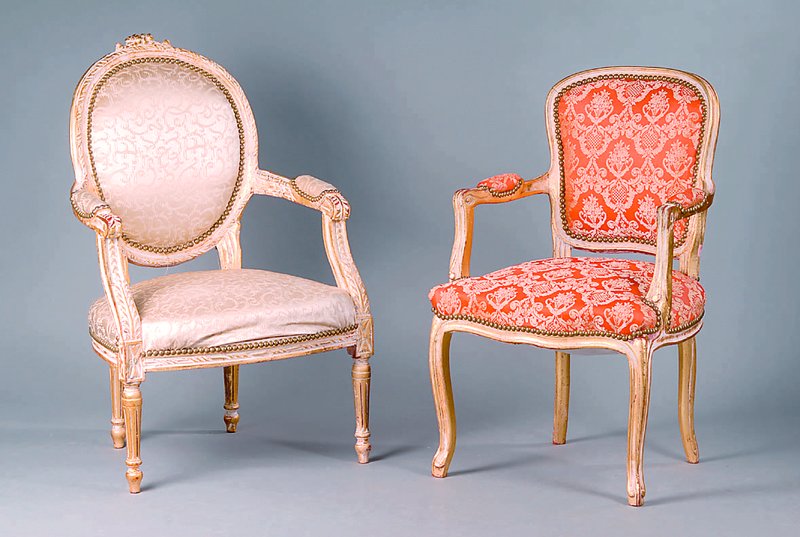 3 Armlehnstühle, nach franz. Vorbild v. 1750 , Barockstil, Buche, creme-u. goldfarben gefasst, Blütenschnitzereien, allseitig geschweift und ...