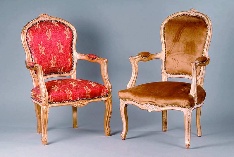 2 Armlehnstühle, nach franz. Vorbild v. 1750 , Barockstil, Buche, goldfarben gefasst, Blütenschnitzereien, allseitig geschweift, Bezug und ...