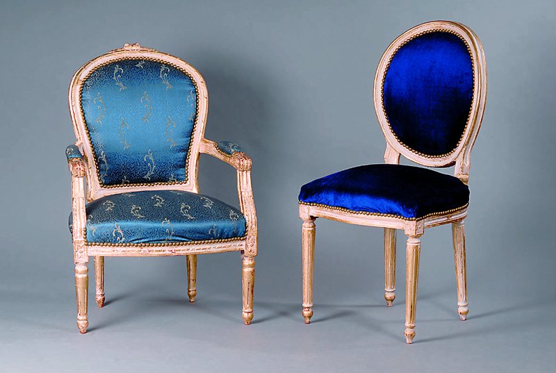 4 Armlehnstühle, n.franz.Vorbild v.1770, Louis-Seize-Stil, Buche, goldfarben gefasst, sparsame Blütenschnitzereien, blauer Bezug (teils ...