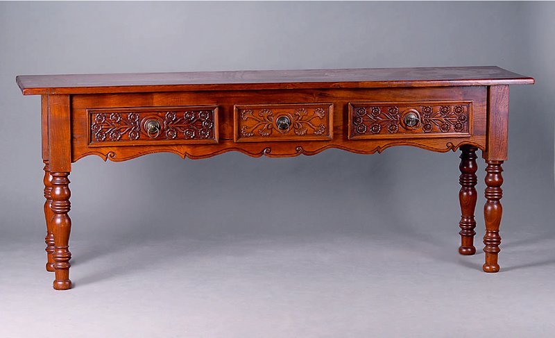 Sideboard, nach südfranz. Vorbild v. 1860, Kastanienholz, 3-schübig, Front reich geschnitzt, abstrakt floral, Beine gedrechselt, Zarge geschweift, ...