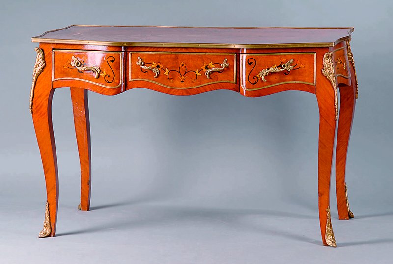 Damenschreibtisch, n.franz.Vorbild v.1760, Korpus WH, Nußbaum/Wurzelnußfurnier, florale Rosenholzintarsien, Metallbeschl., allseitig geschweift, ...