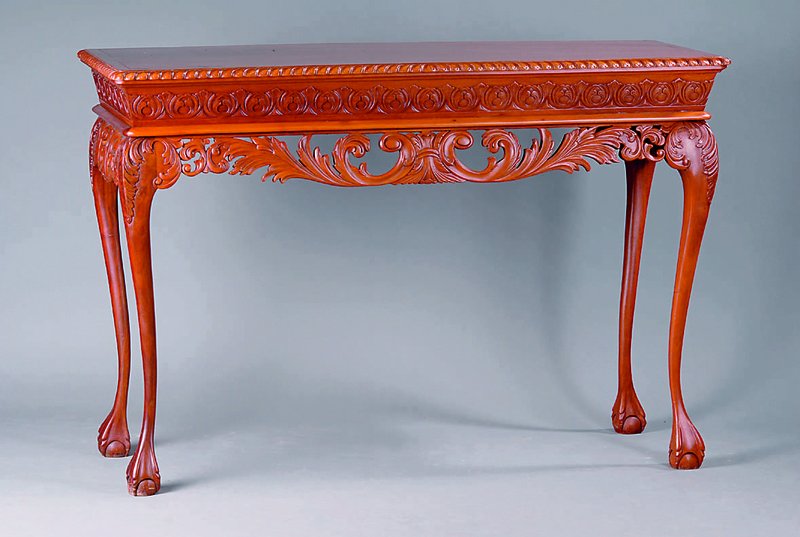 Konsole, nach engl. Vorbild von 1760, Satinholz, vielfach geschweift, reich geschnitzt teils in Durchbrucharbeit, Kugeltatzenfüße, st. Gebr.-Sp., ...