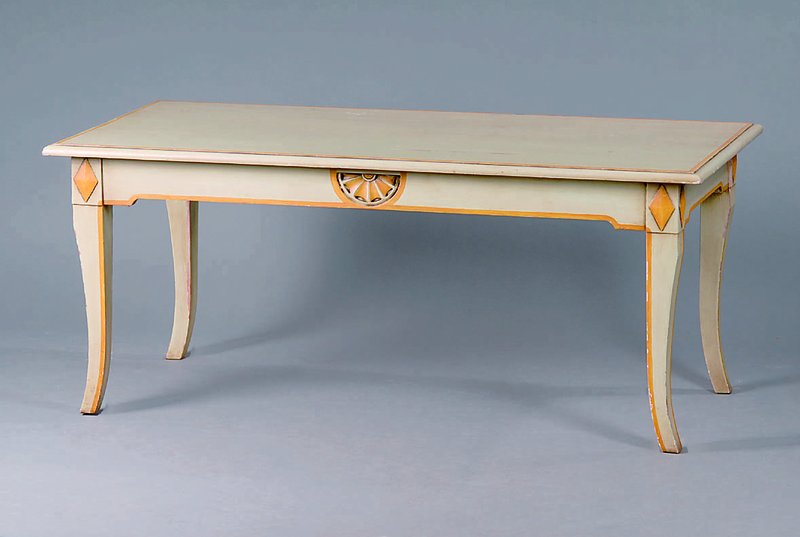 Couchtisch, n.franz.Vorbild v.1810/20, Buche grünl.gefasst, Beine l.geschweift, Zarge m.abstarkt floraler Schnitzerei, Lackierung teils besch., ...