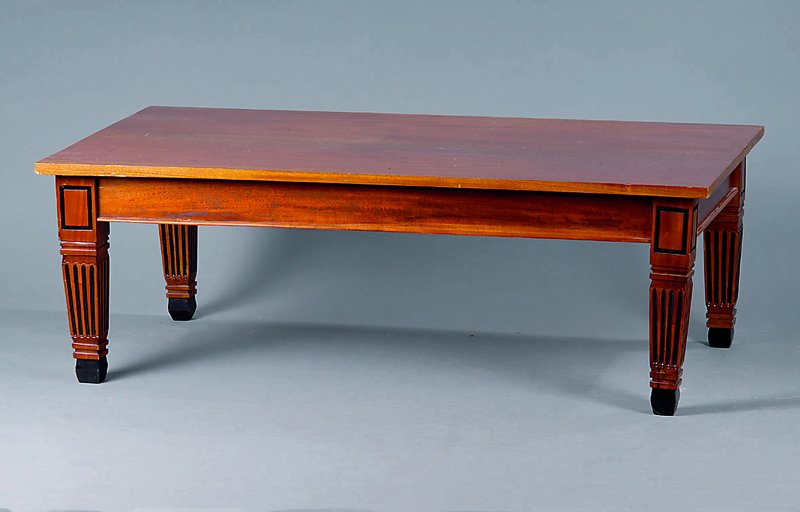 Couchtisch, n.ital.Vorbild v.1720, Nußb., Beine gerieft, teils geschwärzt, st.Gebr.- sp., ca.45x130x70cm