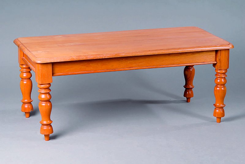 2 Clubtische, nach südfranz.Vorb.v.1830/40, versch.Obsthölzer, auf Kirsch gebeizt, gedrechelte Beine, teils schwundrissig, st. Gebr.-Sp., ...