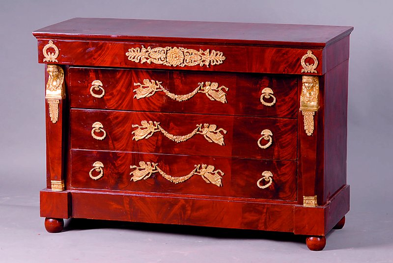 Kommode, n.franz.Vorbild v. 1790/1810, 1x Klassizismus, Satinholz auf Mahagoni gebeizt, 3-schübig, reich vergoldete Bronzebeschl., 2 Säulen ...