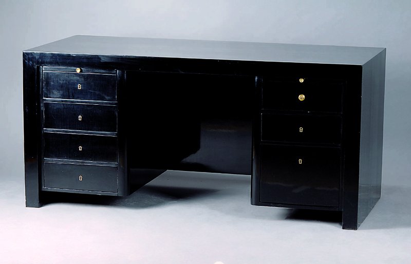 Schreibtisch, Frankreich, um 1930, z.T.auf Eiche gearb., schwarze Lackierung sek., 7- schübig, 2 Ausziehbretter, l. Gebr.-Sp., ca. 76x160x75cm