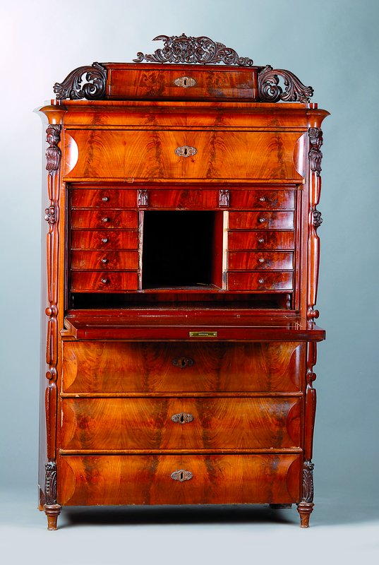 Standsekretär, norddeutsch, um 1835/40, Eiche- und Weichholzkorpus, Pyramidenmahagonifurnier z.T. gespiegelt und z.T. doppelt gespiegelt verlegt, ...