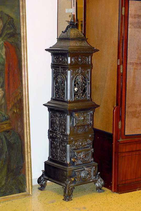 Gusseiserner Ofen, deutsch, um 1895/1900, Gusseisen, sog. Mischstil, Renaissance und Barock, m. leichtem Jugendstileinfluss, geschweifte Beine, ...