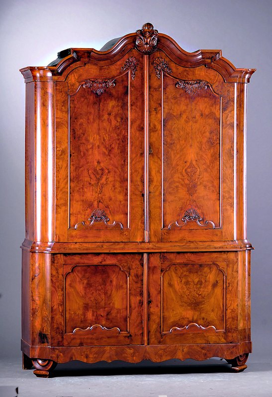 Aufsatzkommode, Holland, um 1820, Korpus WH, Wurzelnußfurnier, Unterteil 2-türig, Einlegbrett, Oberteil 2-türig, 2 Einlegebretter, ...