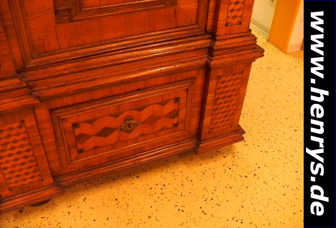 Detail a: Pilasterschrank, wohl Mainz, um 1700/20, Korpus Weichholz, Wurzelnußfurnier, z.T. quer gespiegelt verlegt, Würfelintarsien mit optischem Effekt, in ...