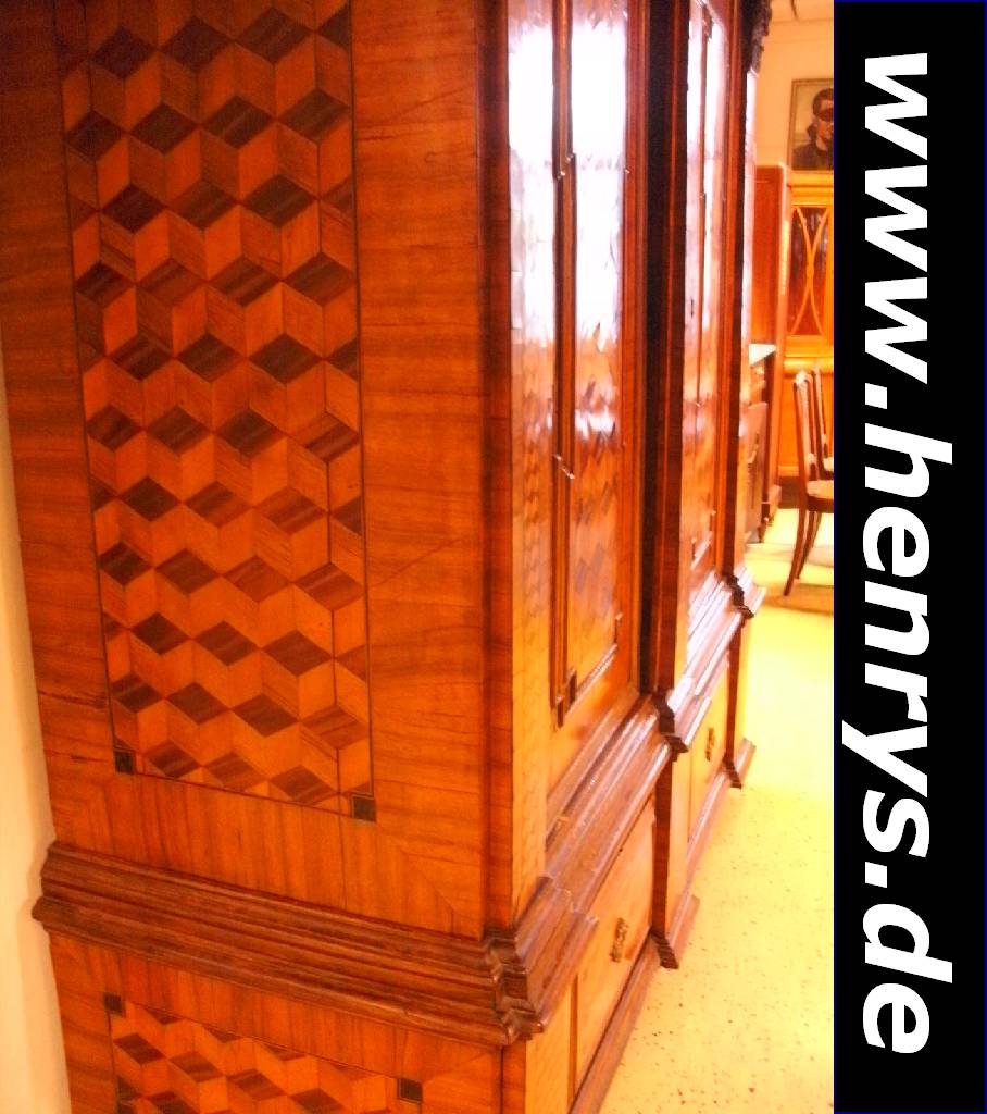 Detail b: Pilasterschrank, wohl Mainz, um 1700/20, Korpus Weichholz, Wurzelnußfurnier, z.T. quer gespiegelt verlegt, Würfelintarsien mit optischem Effekt, in ...
