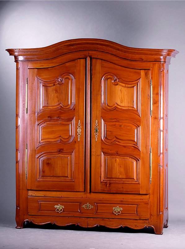 Spaltschrank, wohl Württemberg, um 1780/90, Esche/Nußbaum, 12-fach kassettiert, Kopf geschweift u.getreppt, abgerundete Ecken, integr.Leisten, ...