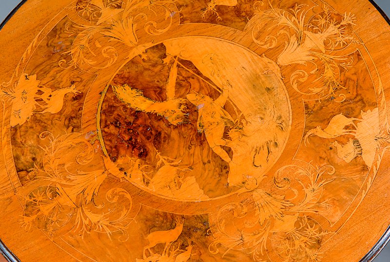 Detail c: Tisch, deutsch, um 1890, Nußbaum, z.T. geschwärzt, reiche Nußbaum u.-Ahornintarsien v.Jagdszenen, reich geschnitzt, st.Gebr.-sp., Furniersch., alt ...