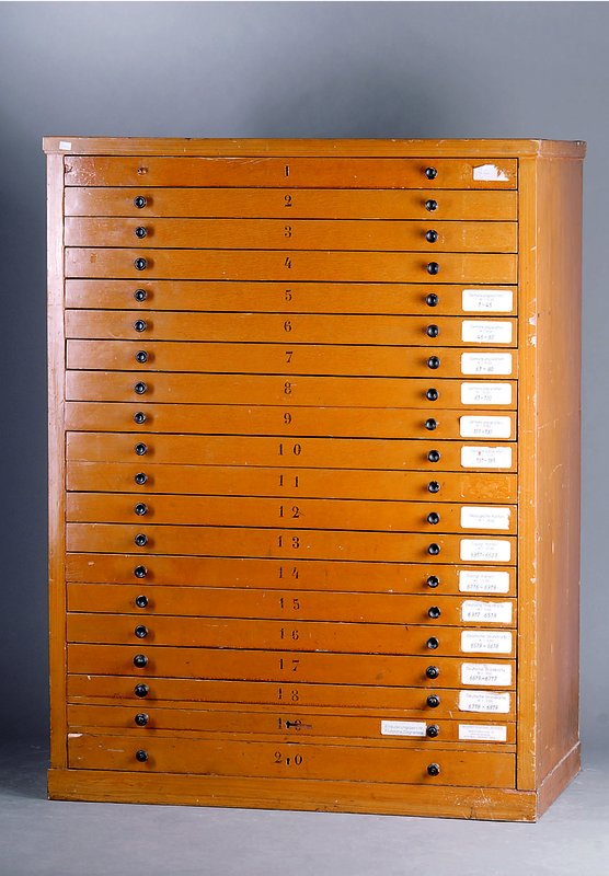 Sammlerschrank, deutsch, um 1900, WH/Eichestruktur, 20 Schubladen, Zierknöpfe teils besch., st. Gebr.-Sp., alt belassen, sammelwürdig, sehr selten, ...