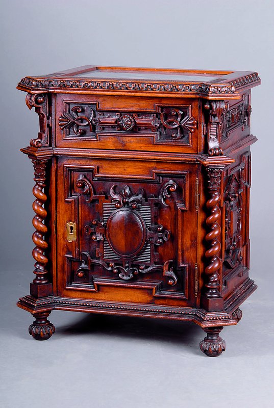 Halbschrank, deutsch, um 1890, Historismus, Marmorplatte, kassettiert, auch seitlich, zwei gedrehte Vollsäulen, Schloß defekt, l. Altersspuren, ca. ...
