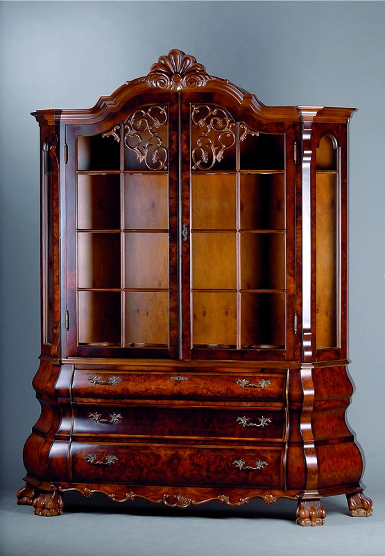 Barockstilvitrine, Holland, 60er Jahre, Wurzelnußfurnier, Unterteil 3-schübig, geschweift und bombiert, Tatzenfüße, Oberteil 2-türig, mit ...
