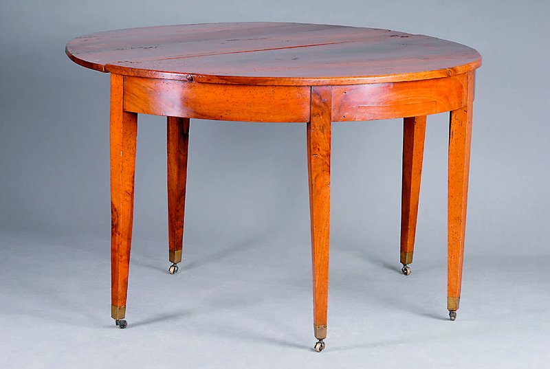 Halbmondtisch, süddeutsch, um 1830, Nußbaum,aufklappbar, 1 Bein als Ausleger konzipiert, schwundrissig, Gebr.-Sp., ca. 77x120x58(116) cmReste alten ...