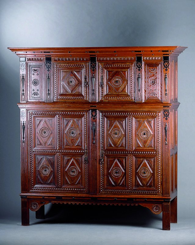Vielzweckschrank, Belgien/Niederlande, um 1870/80, Eiche, vielfach kassettiert, Rosettenverz. und Inlets a.d. Vollholz geschnitzt, Schuppendekor, ...