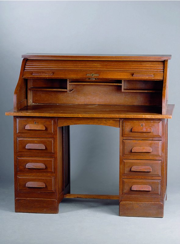Rollbüro, deutsch, um 1910, Eiche massiv, sparsame Inneneinrichtung m. Ablegefächern, Verdeckung intakt, Rollo in S-Form, Unterteilem. je 4 ...