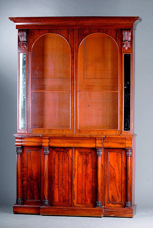 Aufsatzvitrinenschrank, viktorianisch, um 1750, Palisanderfurnier, Unterteil m. Vollsäulen, Oberteil m. geschnitzten Voluten, Front verglast und ...