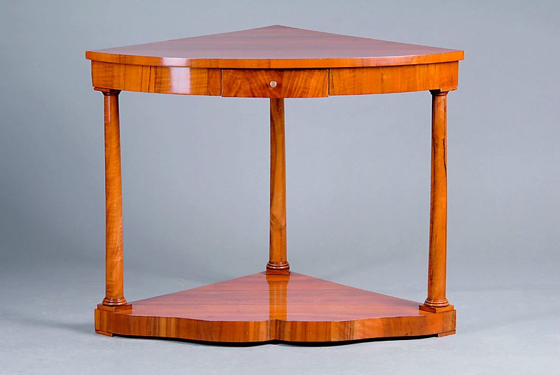 Eckkonsole m. Vollsäulen, Biedermeierstil, um 1900, Nußbaumfurnier, 1 Schublade, Unterteil l. geschweift, Gebr.-Sp., ca. 73x94x65 cm