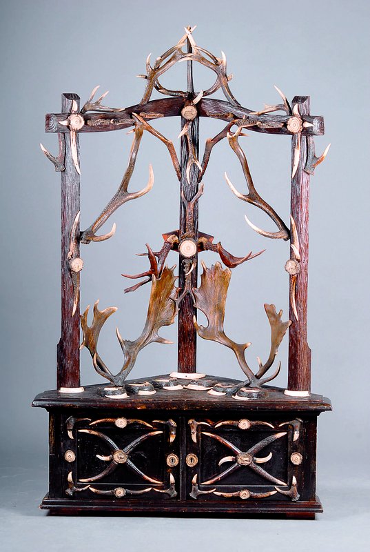 Eck-Jagdgewehrständer, deutsch, um 1890-1900 , schwarz gefaßtes Holz, Halterungen und Applikationen aus Geweihteilen und Keilerzähnen, für 6 ...