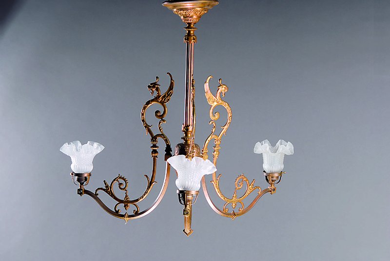 Deckenlampe, deutsch, um 1890, Messing reich reliefiert mit Greifenappliken, drei Brennstellen, ehemals Gasbetrieb, Elektrifizierung nicht geprüft, ...
