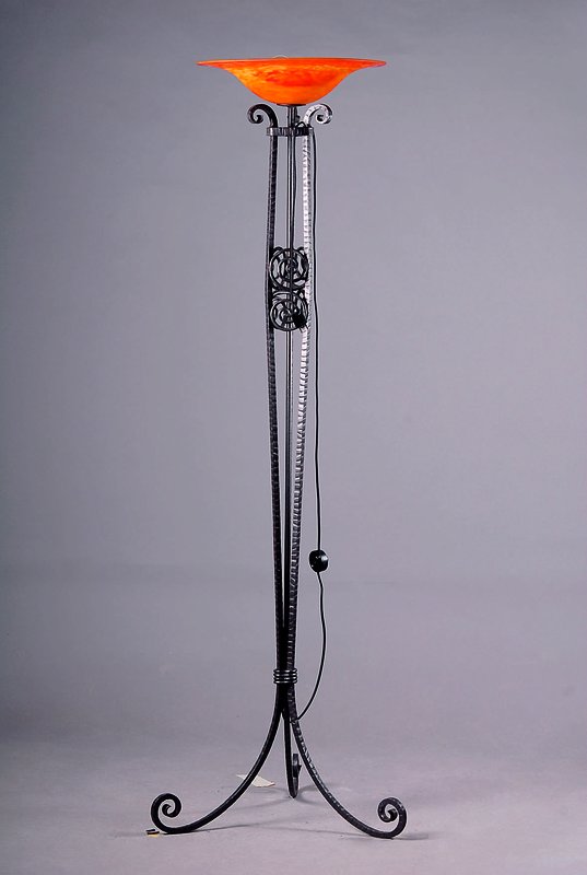 Große Stehlampe, Daum Nancy, 20er J., orig.Schichtglasschirm, orangefarbene u.gelbe Einpuderungen, gravierte Signatur, orig.schmiedeeiserner Fuß, ...
