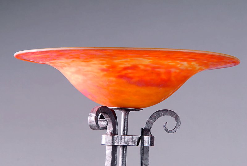 Detail a: Große Stehlampe, Daum Nancy, 20er J., orig.Schichtglasschirm, orangefarbene u.gelbe Einpuderungen, gravierte Signatur, orig.schmiedeeiserner Fuß, ...