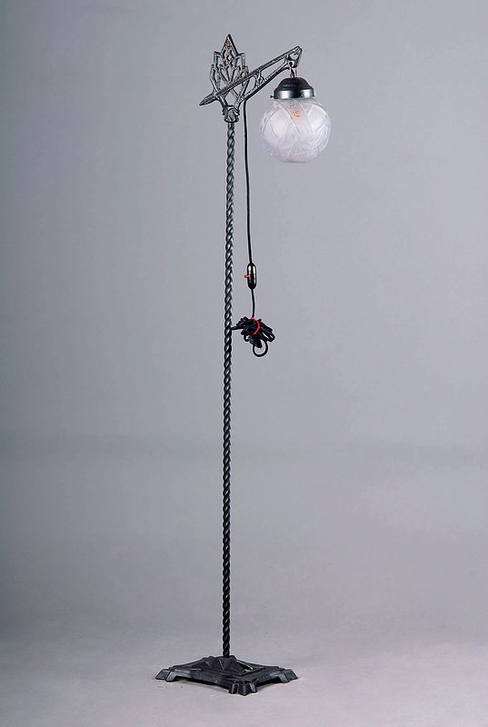 Stehlampe, Muller Fres, Luneville, 20er J., Eisenfuß mit abstr.geom.Dekor, gedrehter Stiel, Preßglasschirm mit geom. Dekor, Kugelschirm mit Resten ...