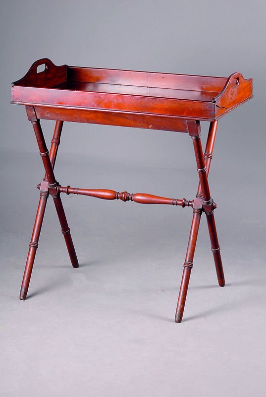 Butlers-Tray, England, um 1900, schweres Tropenholz mahagonifarben, Tablett auf zusammenfaltbarem Fuß, 76 x 50 cm, l. besch., spannungsrissig
