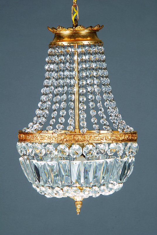 Deckenlampe, Frankreich, 1. H.20.Jh., Messing, mit Glasgehänge, 3 Brennstellen, H. ca.47cm, D.30 cm; Fu. nicht gepr., l.Alterssp.