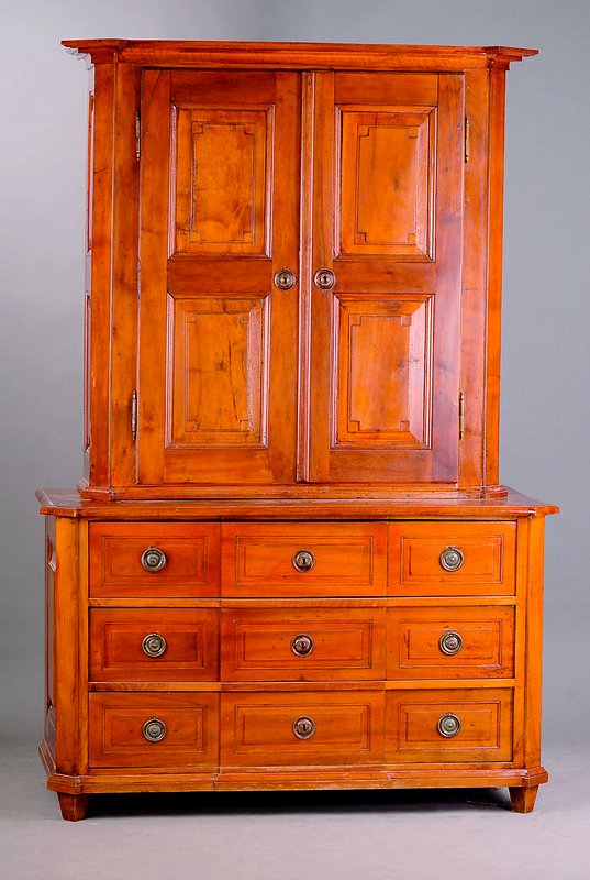 Aufsatzkommode, Pfalz, um 1790/1910, Nußbaum massiv, Unterteil 3-schübig, Oberteil 2-türig, Inlets getreppt, Ecken abgerundet, Kopf vielfach ...