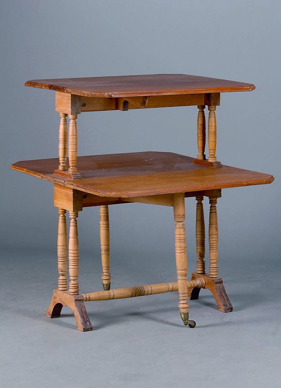 Klapptisch, England, um 1900, Palisander, gedrechselte Beine, zweistöckig, Altersschäden, st. Gebr.-Sp., ca. 73x12(52)x58 cm