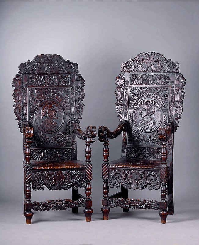 Paar Armlehnstühle, norddeutsch, um 1880/90, Eiche massiv, reiche Schnitzerei in Form v. Fratzen u. Blumen, Schuppendekor, Rückenlehne 1x Frau u. 1 ...