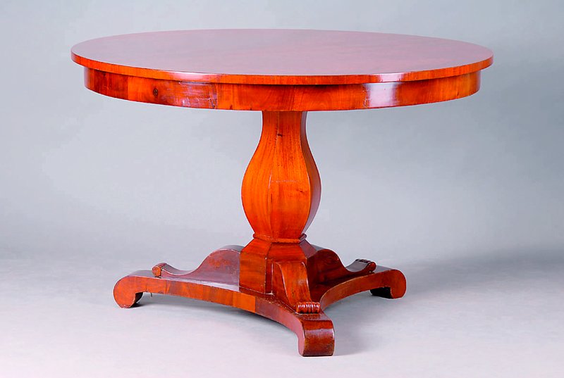 Runder Tisch, deutsch, um 1830/40, Pyramidenmahagoni, balusterförmiger Schaft 6 -fach facett., 3 Auslegerbeine, Füße in Voluten auslaufen, ...