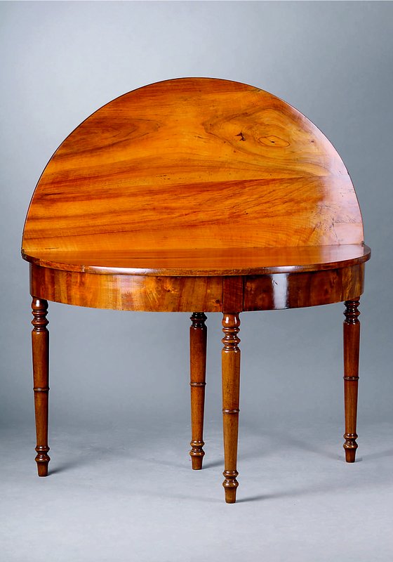 Biedermeier-Klapptisch, deutsch, um 1830/40,Nußbaum, 4 Beine, davon eines als Ausleger konzipiert, Beine gedrechselt, Reste alten Wurmbefalls, ...