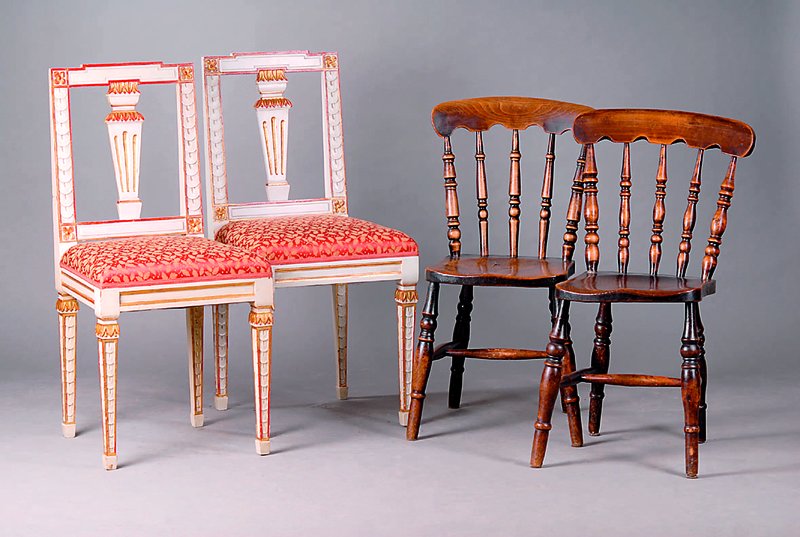 4 Stühle, Louis-Seize-Stil, um 1900, Buche, weiß/goldfarben gefasst, reich geschnitzt in Form v. Schuppen und Blättern, Polsterung und ...
