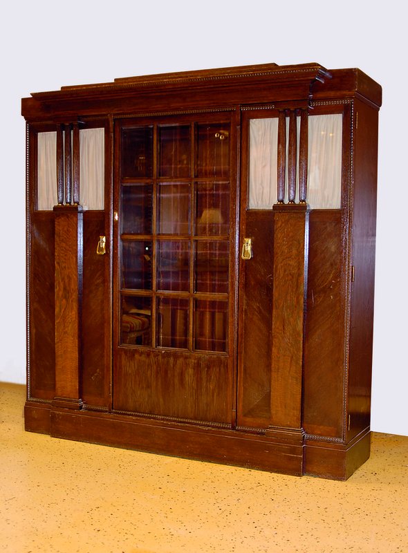Vielzweckschrank, deutsch, um 1904/06, Eiche, 3-türig, Mitteltür versprosst, m. facett. Glas, oberer Teil der Außentüren verglast m. 3/4 Säulen, ...