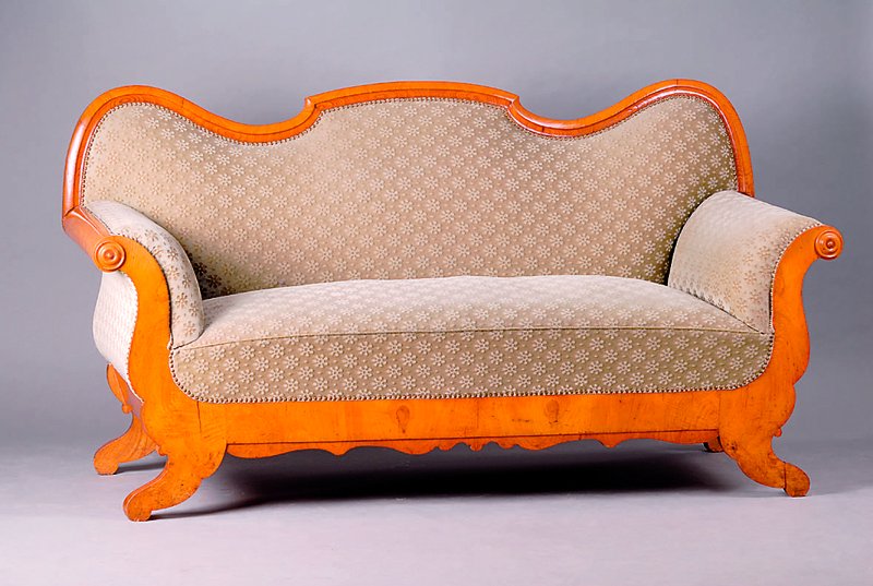 Sofa, süddeutsch, um 1835/40, Rüster, allseitig geschweift, Armlehnen in Voluten auslaufend, Polsterung und Bezug sek., Nagelverz., schwundrissig, ...