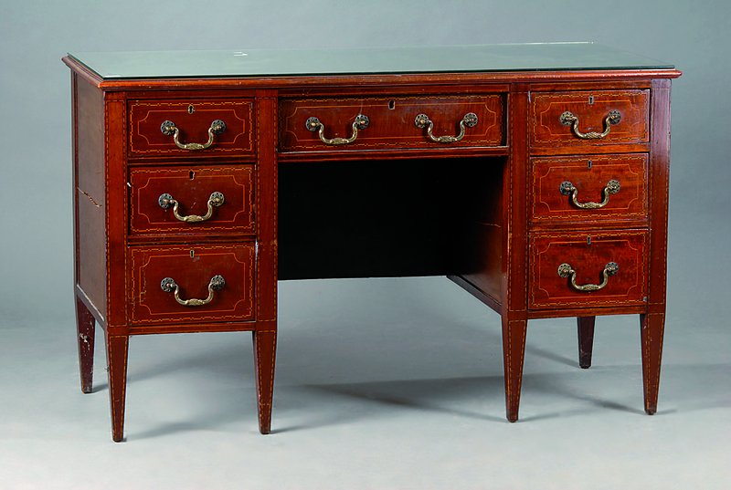 Schreibtisch, England, um 1900, mit Glasplatte, 7 Schubladen, Mahagoni, Ahornfadenintarsien, teils geschwärzt, Platte m. grüner Ledereinlage , ...